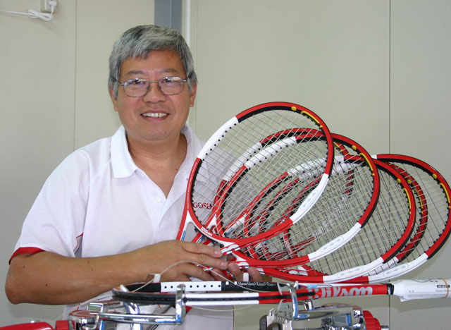 Roger Federer's final match racquets - Japan 2006